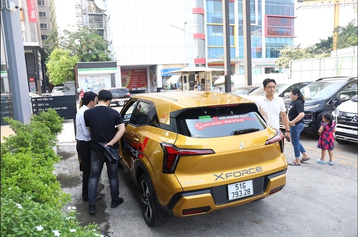 LÁI THỬ XE TẠI MITSUBISHI SÂN BAY